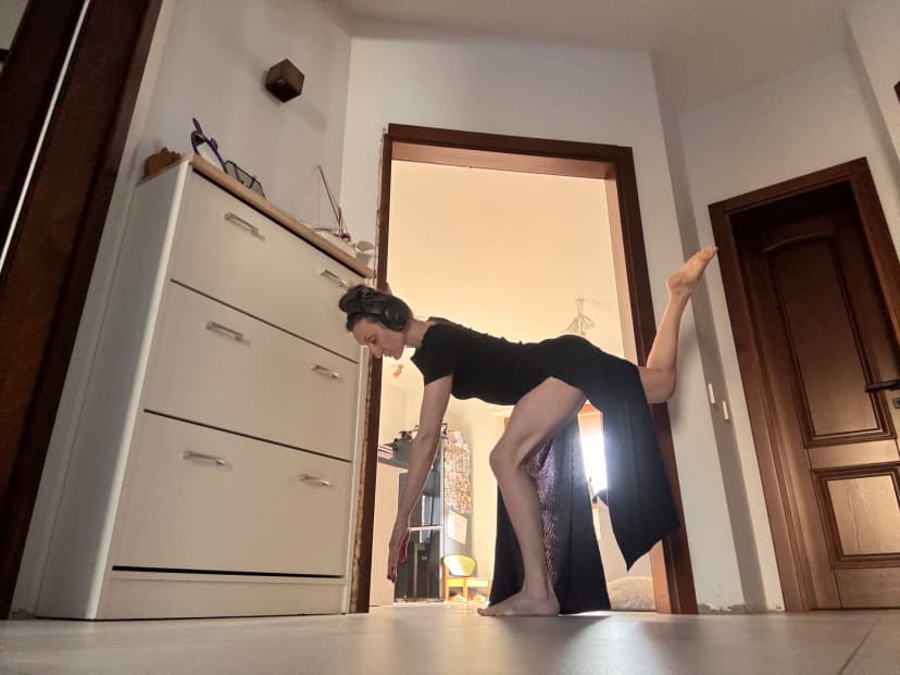 Упражнение для устранения «ушек» и формирования четкой линии бедер